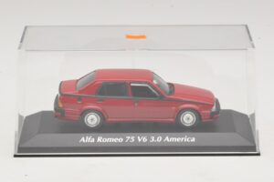 Alfa Romeo 75 V6 3.0 America Červený Maxichamps 1:43 940120461 Kov – obrázek 4 z 5
