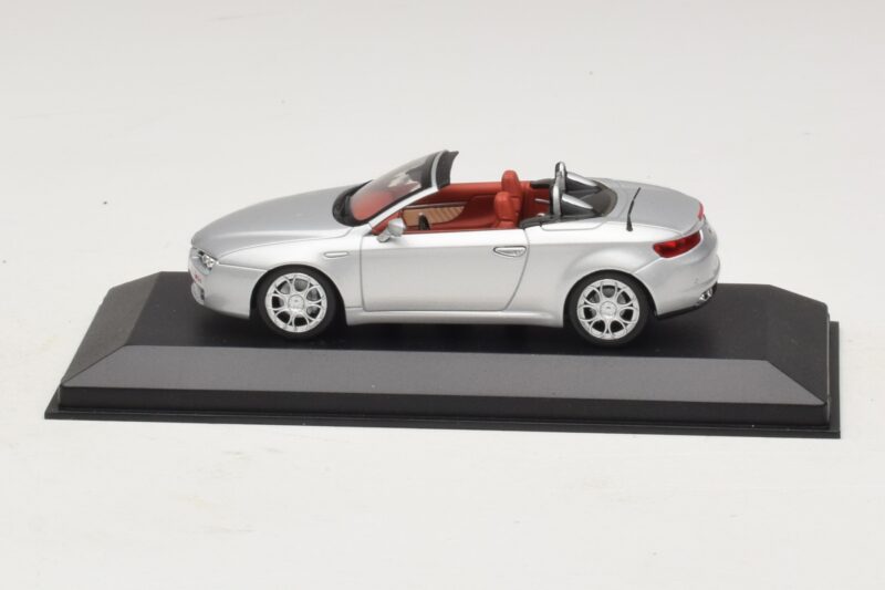 Alfa Romeo Giulia Spider Stříbrný Minichamps 1:43 400120731 Kov