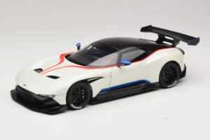 Aston Martin Vulcan Stratus White S Modrými a Červenými Pruhy AUTOart 1:18 Aston Martin Vulcan Stratus White S Modrými a Červenými Pruhy AUTOart 1:18 70261 Kompozit