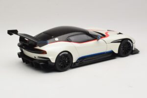 Aston Martin Vulcan Stratus White S Modrými a Červenými Pruhy AUTOart 1:18 70261 Kompozit – obrázek 3 z 8