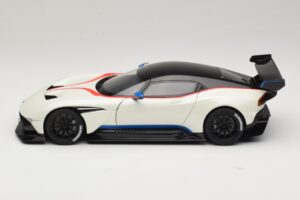 Aston Martin Vulcan Stratus White S Modrými a Červenými Pruhy AUTOart 1:18 70261 Kompozit – obrázek 4 z 8