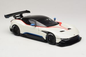 Aston Martin Vulcan Stratus White S Modrými a Červenými Pruhy AUTOart 1:18 70261 Kompozit – obrázek 6 z 8
