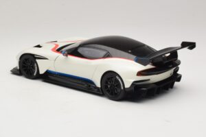 Aston Martin Vulcan Stratus White S Modrými a Červenými Pruhy AUTOart 1:18 70261 Kompozit – obrázek 7 z 8