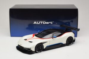 Aston Martin Vulcan Stratus White S Modrými a Červenými Pruhy AUTOart 1:18 70261 Kompozit – obrázek 8 z 8