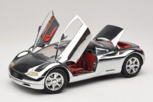 Audi Avus Quattro Chrome Silver Revell 1:18 08830 Kov – obrázek 2 z 8