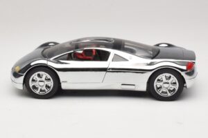 Audi Avus Quattro Chrome Silver Revell 1:18 08830 Kov – obrázek 4 z 8
