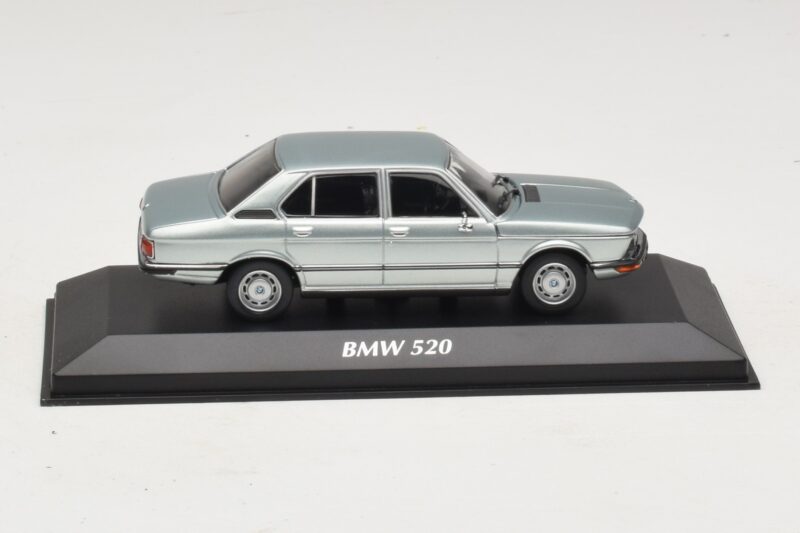 BMW 520 E12 Světle Modrá Metalíza Maxichamps 1:43 940023002 Kov