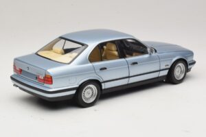 BMW 535i E34 Světle Modrá Metalíza Minichamps 1:18 100024007 Kov – obrázek 3 z 8