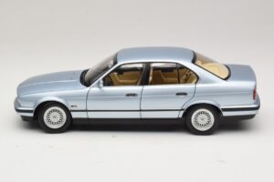 BMW 535i E34 Světle Modrá Metalíza Minichamps 1:18 100024007 Kov – obrázek 4 z 8