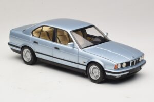 BMW 535i E34 Světle Modrá Metalíza Minichamps 1:18 100024007 Kov – obrázek 6 z 8