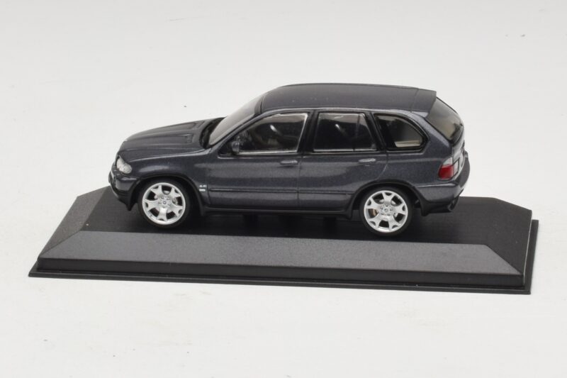 BMW X5 E53 4.4i Šedá Metalíza Náhradní Krabice Minichamps 1:43 80420393166-R1 Kov