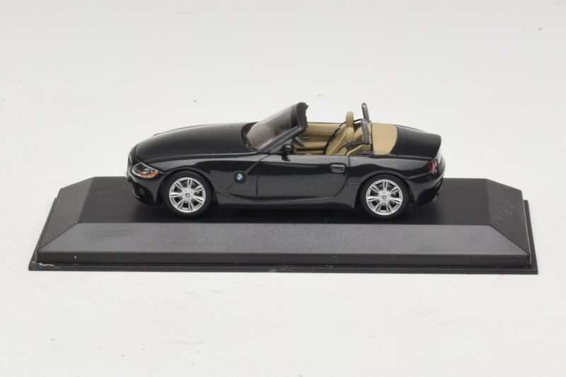 BMW Z4 E85 Černá Metalíza Náhradní Krabice Minichamps 1:43 80420144055-R1 Kov