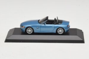 BMW Z4 E85 Světle Modrá Metalíza Náhradní Krabice Minichamps 1:43 80420144054-R1 Kov