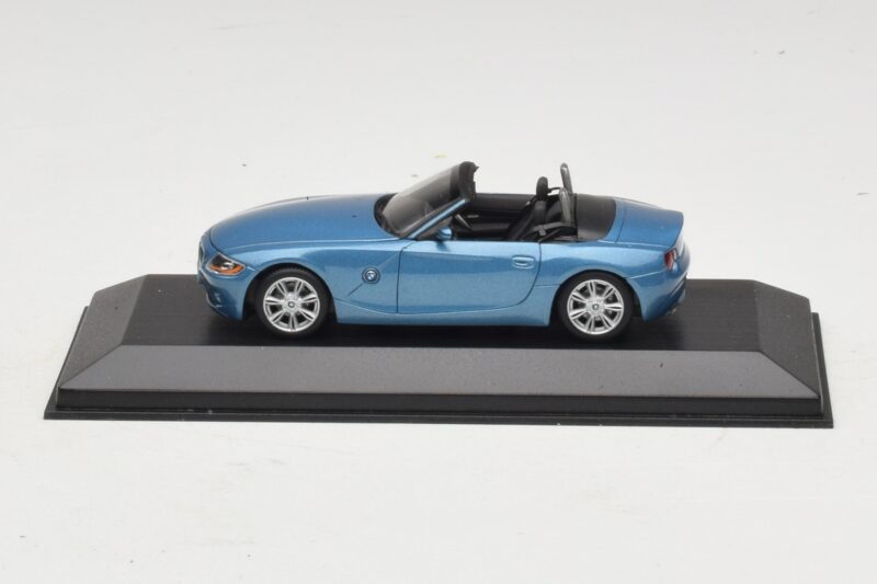 BMW Z4 E85 Světle Modrá Metalíza Náhradní Krabice Minichamps 1:43 80420144054-R1 Kov