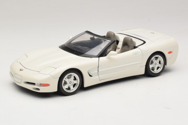 Chevrolet Corvette C5 Kabriolet Bílý Bburago 1:18 3076-P1 Kov