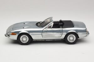 Ferrari 365 GTS Chrome Silver Hot Wheels 1:18 25738 Kov – obrázek 4 z 8