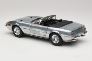 Ferrari 365 GTS Chrome Silver Hot Wheels 1:18 25738 Kov – obrázek 7 z 8