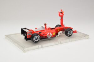Ferrari F2004 #1 M. Schumacher F1 World Champion 2004 Se Závodní Kombinézou Hot Wheels 1:18 B66221 Kov – obrázek 2 z 6
