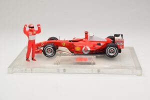 Ferrari F2004 #1 M. Schumacher F1 World Champion 2004 Se Závodní Kombinézou Hot Wheels 1:18 B66221 Kov – obrázek 3 z 6