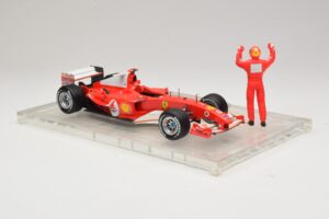 Ferrari F2004 #1 M. Schumacher F1 World Champion 2004 Se Závodní Kombinézou Hot Wheels 1:18 B66221 Kov – obrázek 4 z 6