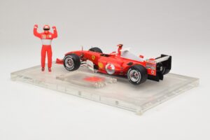 Ferrari F2004 #1 M. Schumacher F1 World Champion 2004 Se Závodní Kombinézou Hot Wheels 1:18 B66221 Kov – obrázek 5 z 6
