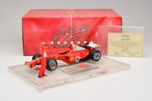 Ferrari F2004 #1 M. Schumacher F1 World Champion 2004 Se Závodní Kombinézou Hot Wheels 1:18 B66221 Kov – obrázek 6 z 6