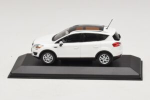 Ford Kuga Mk1 Bílý Dealerská Edice Minichamps 1:43 Ford Kuga Mk1 Bílý Dealerská Edice Minichamps 1:43 KUGA002 Kov