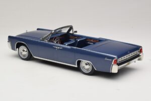 Lincoln Continental Convertible Modrá Metalíza The Lincoln Lawyer KK-Scale 1:18 KKDC181522 Kov – obrázek 6 z 7
