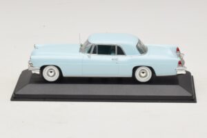 Lincoln Continental Mark II Světle Modrá Minichamps 1:43 Lincoln Continental Mark II Světle Modrá Minichamps 1:43 400082304 Kov