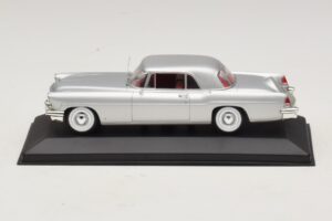 Lincoln Continental Mark II Stříbrná Minichamps 1:43 Lincoln Continental Mark II Stříbrná Minichamps 1:43 400082301 Kov