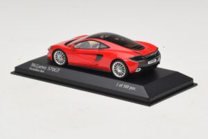 McLaren 570GT Vermillion Red Minichamps 1:43 537154522 Kov – obrázek 3 z 5