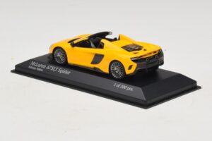 McLaren 675LT Spider Volcano Yellow Minichamps 1:43 537154430 Kov – obrázek 3 z 5