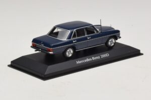 Mercedes 200D W115 Modrý Maxichamps 1:43 940034000 Kov – obrázek 2 z 5
