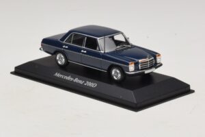Mercedes 200D W115 Modrý Maxichamps 1:43 940034000 Kov – obrázek 3 z 5