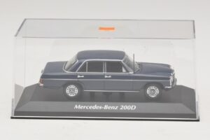 Mercedes 200D W115 Modrý Maxichamps 1:43 940034000 Kov – obrázek 4 z 5