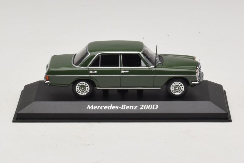 Mercedes 200D W115 Tmavě Zelený Maxichamps 1:43 Mercedes 200D W115 Tmavě Zelený Maxichamps 1:43 940034001 Kov