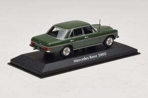 Mercedes 200D W115 Tmavě Zelený Maxichamps 1:43 940034001 Kov – obrázek 2 z 5
