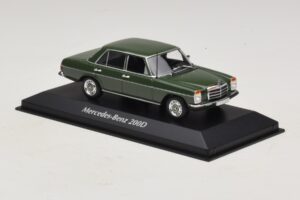 Mercedes 200D W115 Tmavě Zelený Maxichamps 1:43 940034001 Kov – obrázek 3 z 5