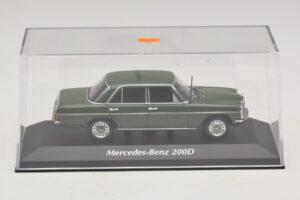 Mercedes 200D W115 Tmavě Zelený Maxichamps 1:43 940034001 Kov – obrázek 4 z 5