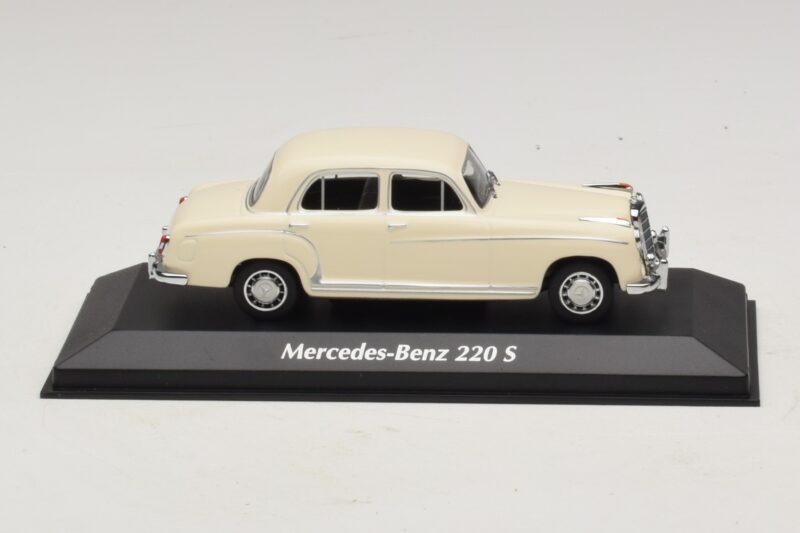 Mercedes 220 S W180 Bílý Maxichamps 1:43 Mercedes 220 S W180 Bílý Maxichamps 1:43 940033000 Kov