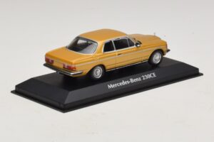 Mercedes 230 CE C123 Zlatá Metalíza Maxichamps 1:43 940032220 Kov – obrázek 2 z 5