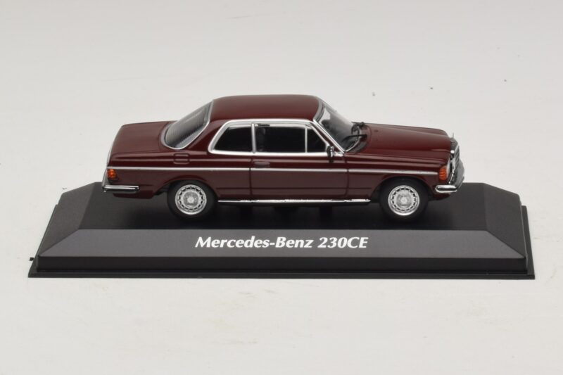 Mercedes 230 CE C123 Červený Maxichamps 1:43 940032221 Kov