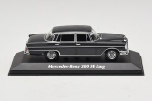 Mercedes 300 SE W112 Lang Tmavě Šedý Maxichamps 1:43 Mercedes 300 SE W112 Lang Tmavě Šedý Maxichamps 1:43 940035201 Kov