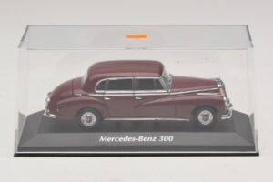 Mercedes 300 W186 Tmavě Červený Maxichamps 1:43 940039060 Kov – obrázek 4 z 5