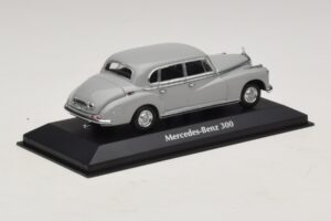 Mercedes 300 W186 Šedý Maxichamps 1:43 940039061 Kov – obrázek 2 z 5