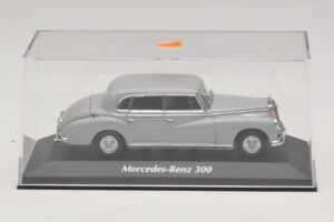 Mercedes 300 W186 Šedý Maxichamps 1:43 940039061 Kov – obrázek 4 z 5