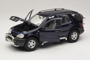 Mercedes ML320 W163 Modrý Maisto 1:18 31847 Kov – obrázek 2 z 8