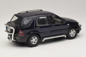Mercedes ML320 W163 Modrý Maisto 1:18 31847 Kov – obrázek 3 z 8