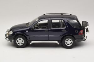 Mercedes ML320 W163 Modrý Maisto 1:18 31847 Kov – obrázek 4 z 8