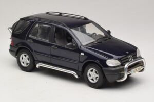 Mercedes ML320 W163 Modrý Maisto 1:18 31847 Kov – obrázek 6 z 8
